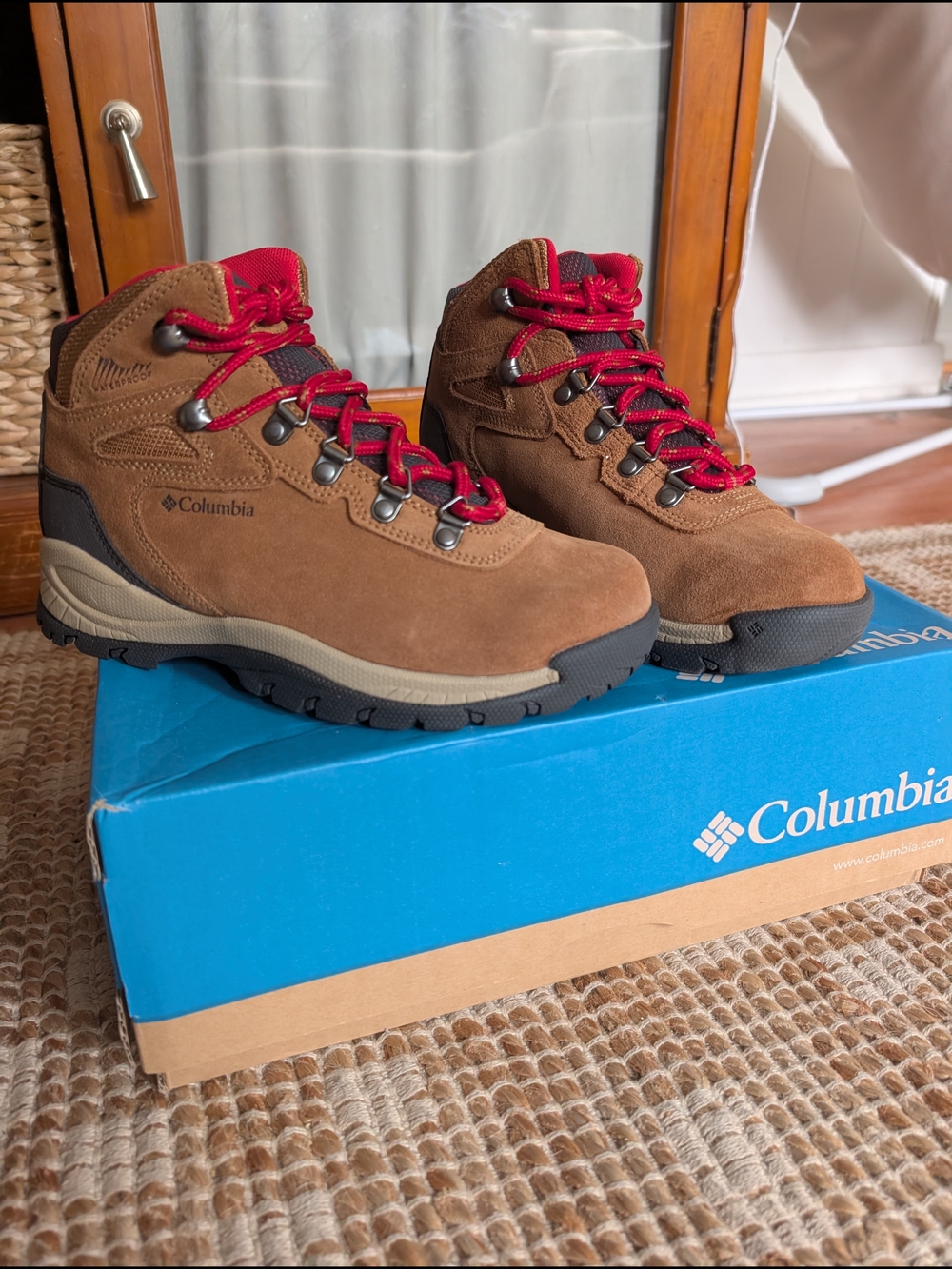 New In Box Columbia NEWTON RIDGE Plus Waterproof amped Hiking Boots